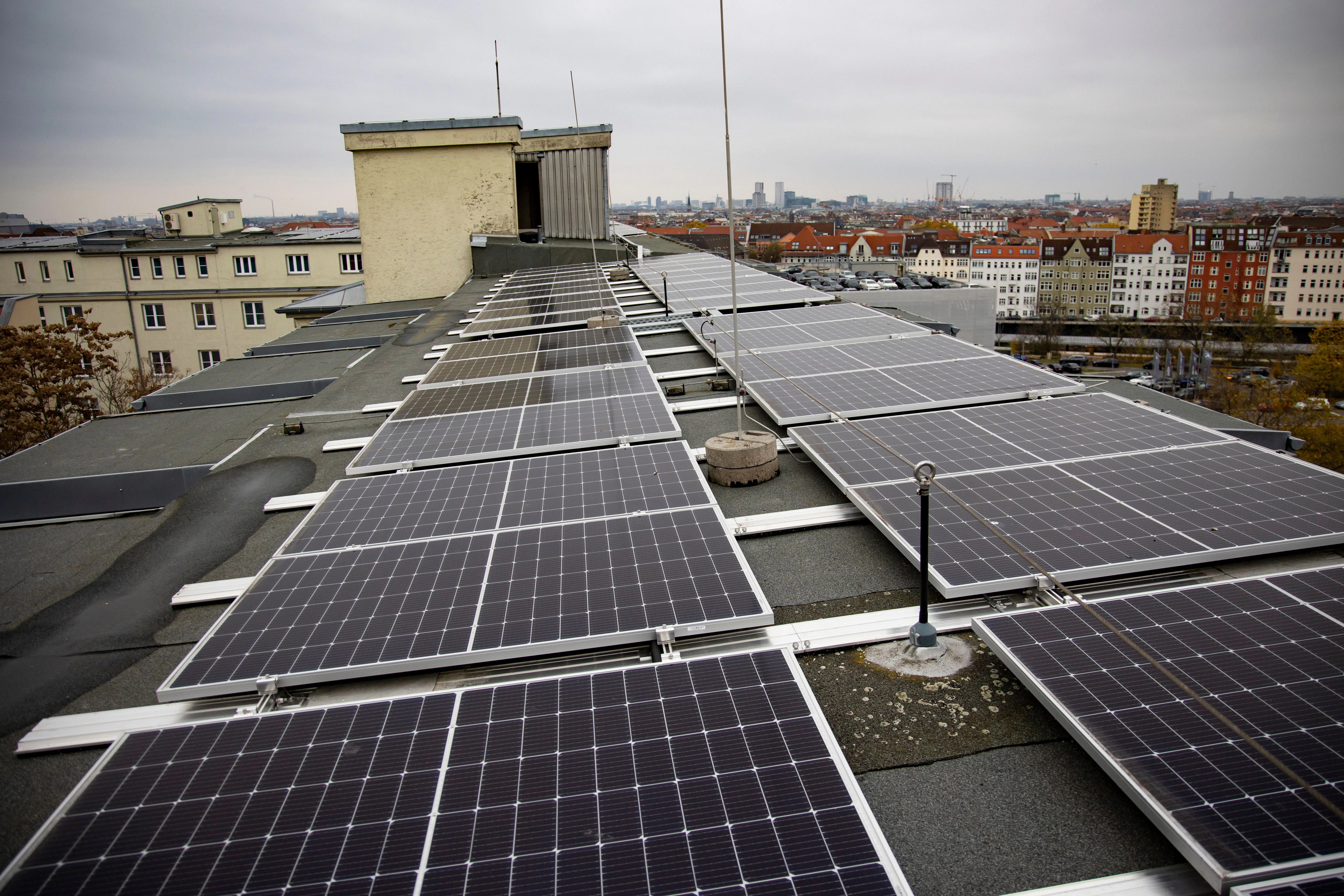 Wenn die Gebäude unter Denkmalschutz stehen, werden die Solarmodule nicht auf Ständer gestellt, sondern flach auf das Dach montiert, damit sie von der Straße aus nicht zu sehen sind.
