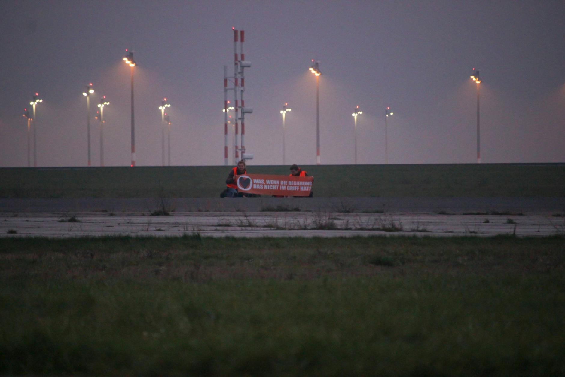 Klimaaktivisten drangen am Donnerstag auf das Gelände des BER ein.