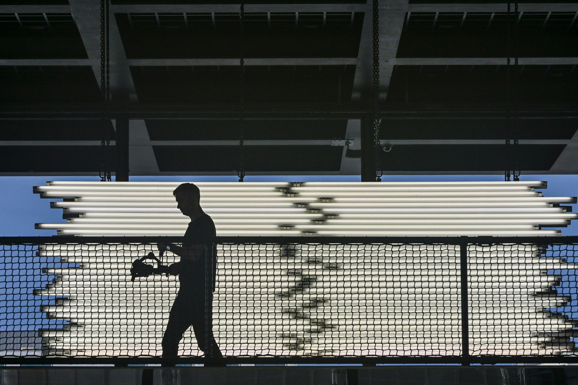 Kuschelig ist auch Bonvicinis eher intime Rauminstallation oben auf der Empore nicht: „Light Me Black“ leuchtet grell herab.