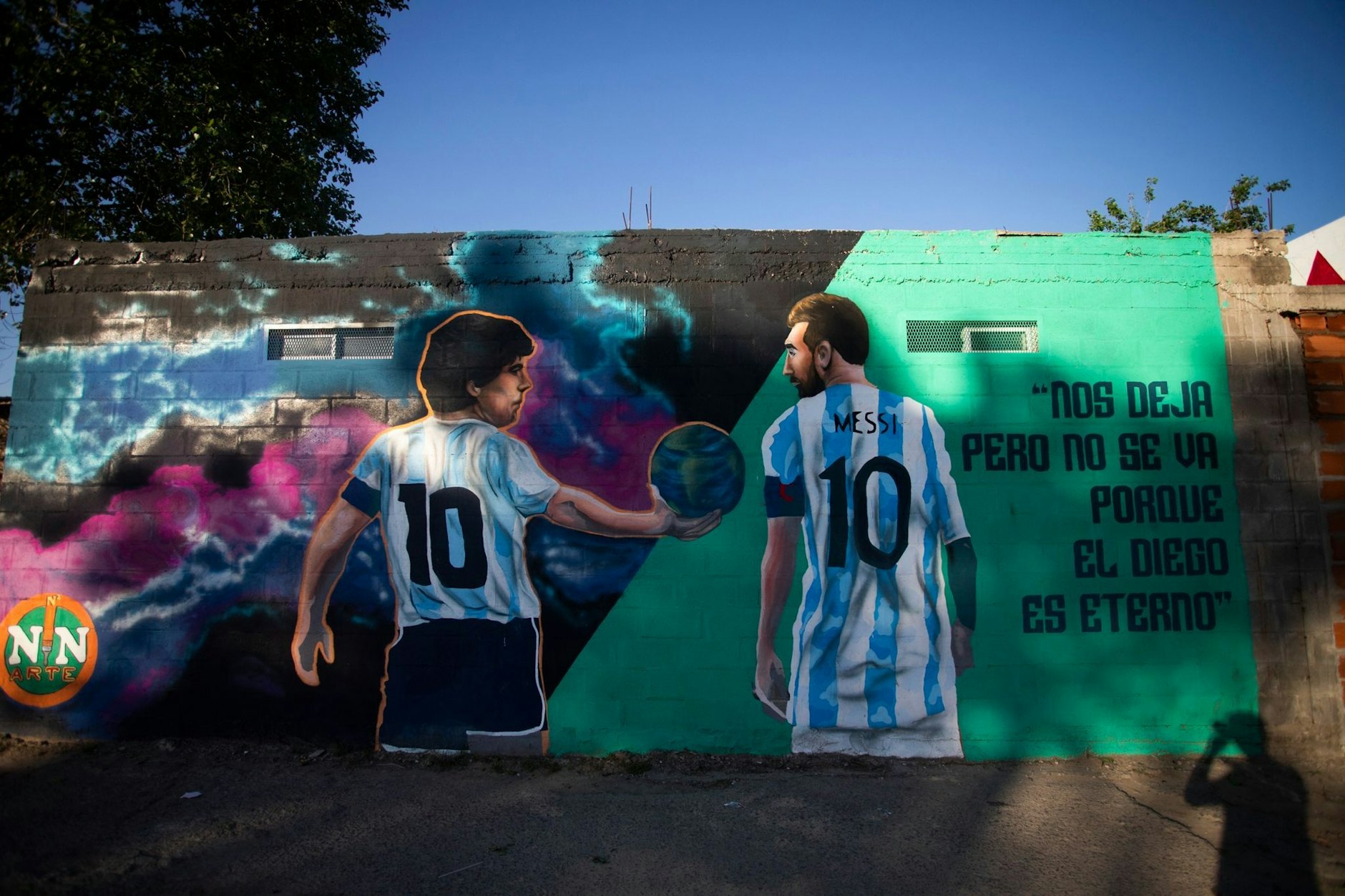 Archivo - Maradona y Messi: Pintura que representa a los futbolistas argentinos.