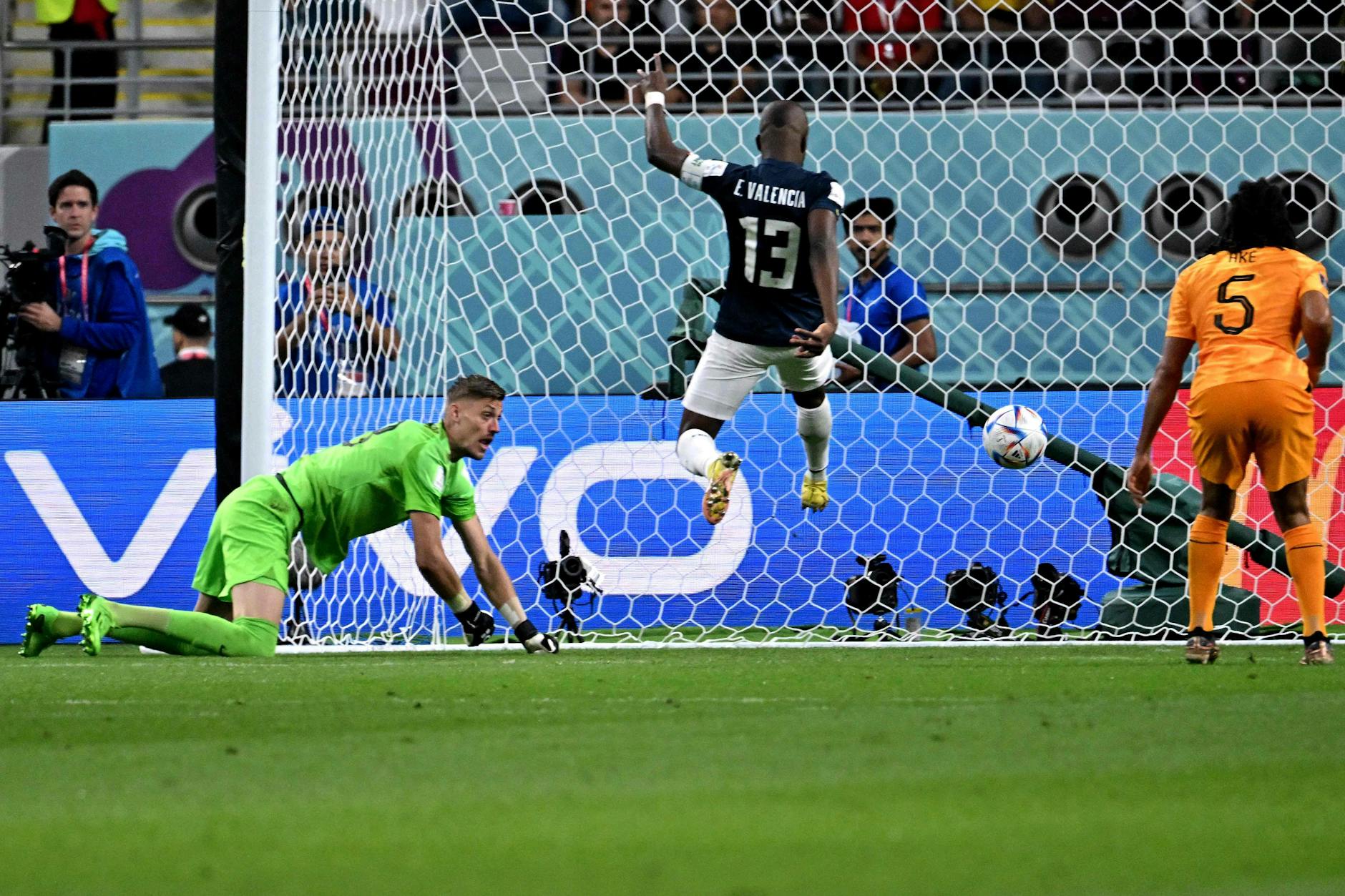 Enner Valencia (M.) schießt zum 1:1 für Ecuador ein, Andries Noppert (l.) ist erstmals bei dieser WM geschlagen.
