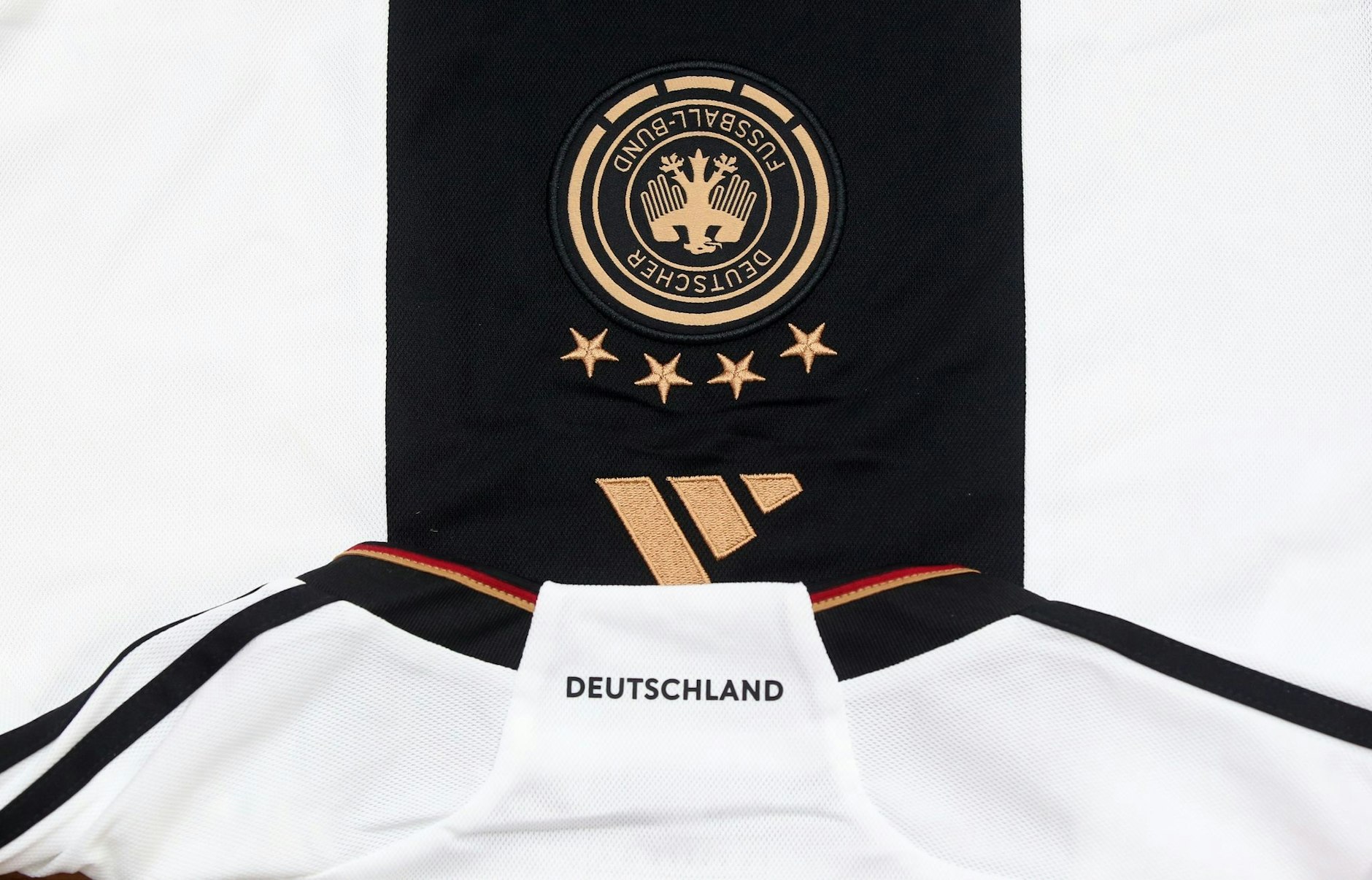 ARCHIV - Es gibt Ungereimtheiten, woher das Plastik für die Trikots der deutschen Nationalmannschaft stammt.  