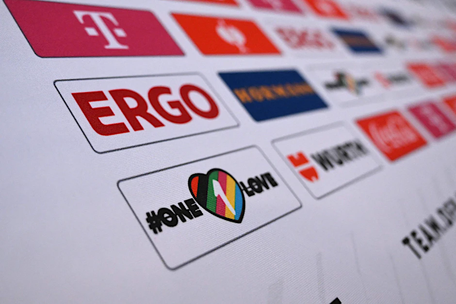 Statt des Rewe-Logos ist nun das „One Love“-Zeichen auf der Werbetafel im WM-Medienzentrum zu sehen.
