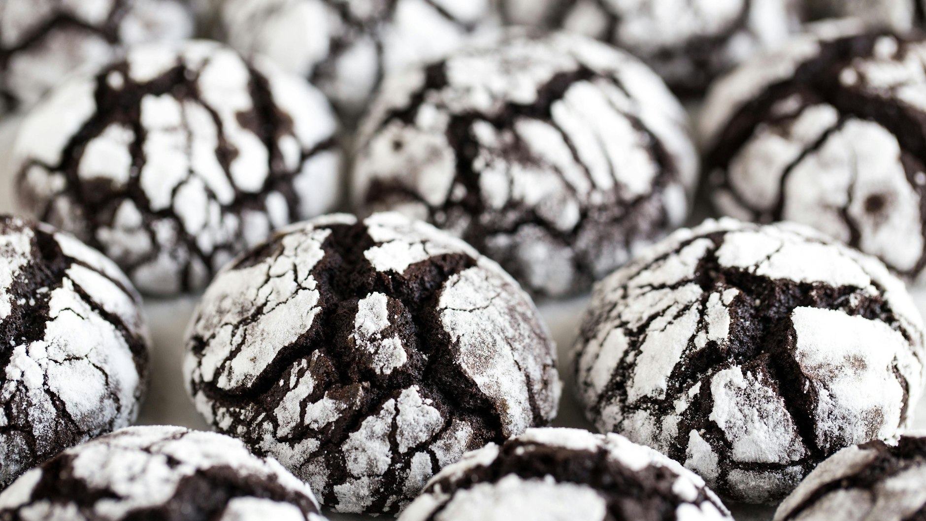 Chocolate Crinkle Cookies sind lecker UND schön! Im Rezept erfahren Sie, wie Sie diese besonderen Plätzchen backen.