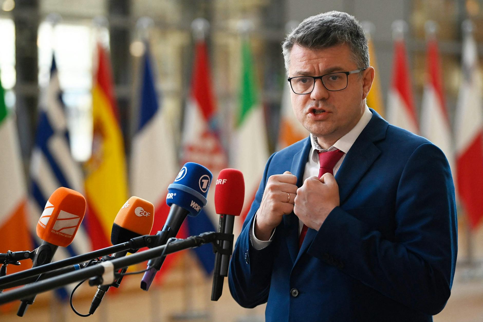 Estlands Außenminister Urmas Reinsalu schickt Handschellen nach Den Haag - eine Antwort auf einen Hammer, der von Wagner-Gründer Prigoschin geschickt worden sein soll.