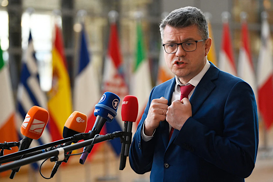 Estlands Außenminister Urmas Reinsalu schickt Handschellen nach Den Haag - eine Antwort auf einen Hammer, der von Wagner-Gründer Prigoschin geschickt worden sein soll.