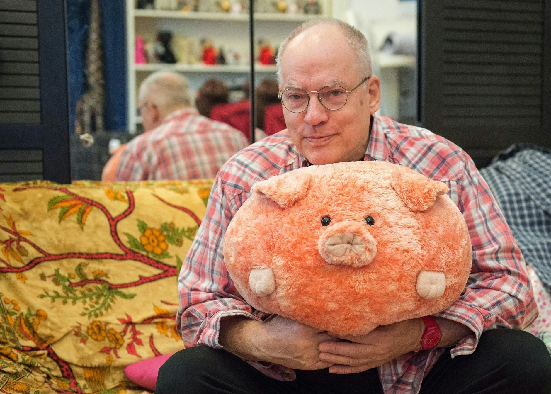 ARCHIV - Der Filmregisseur Rosa von Praunheim in seiner Wohnung in Berlin: Jetzt wird er 80.  