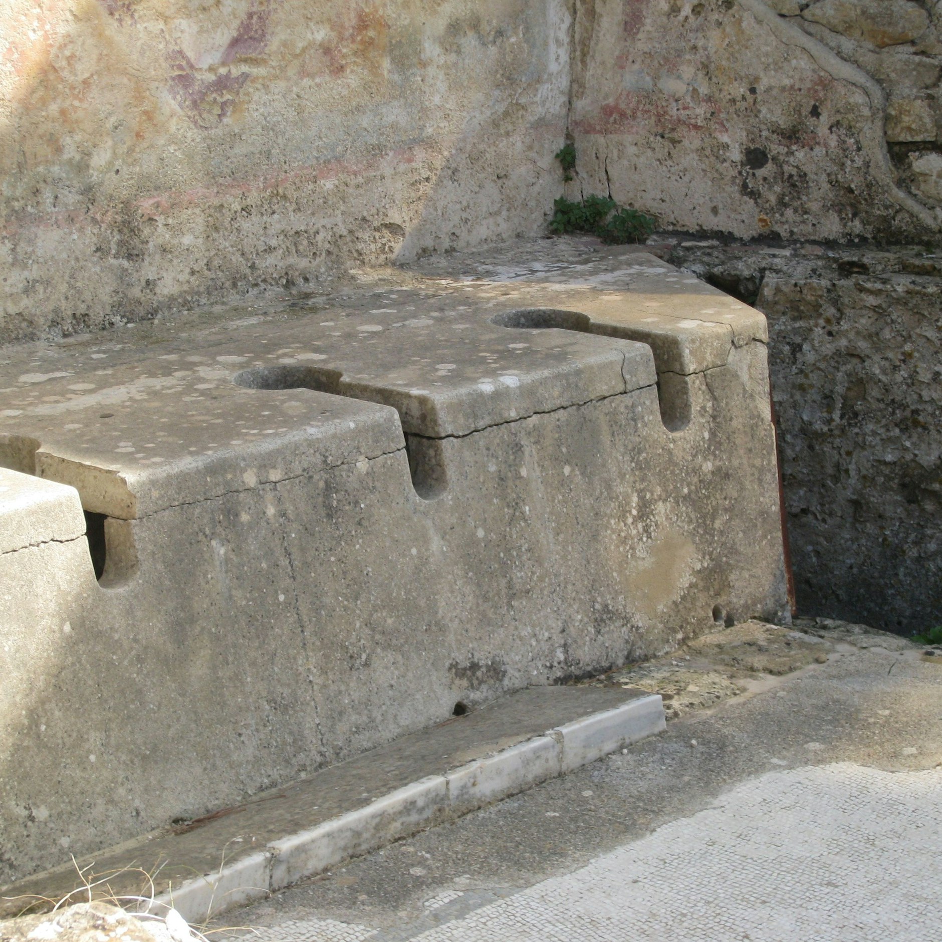 Alte römische Latrine – Beispiel aus einer Villa in Sizilien