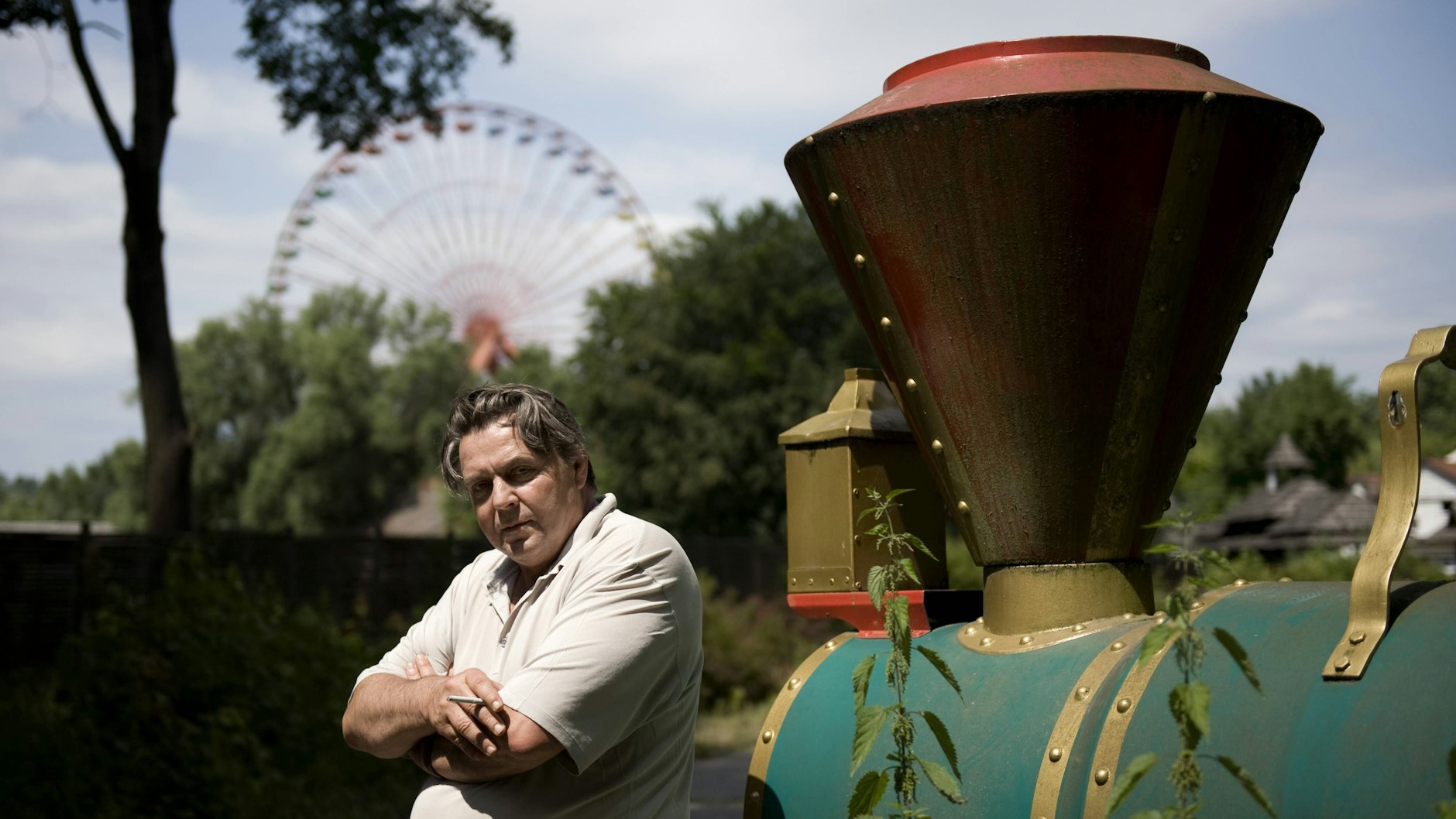 Norbert Witte im Jahr 2009 neben seiner ehemaligen Parkeisenbahn.