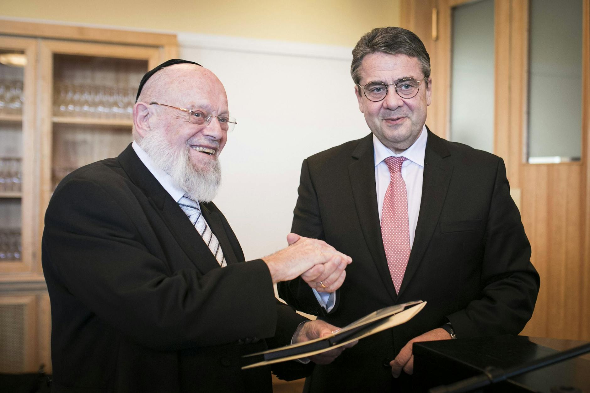 Dayan Chanoch Ehrentreu mit Sigmar Gabriel bei der Verleihung des Bundesverdienstkreuzes im Jahr 2018.