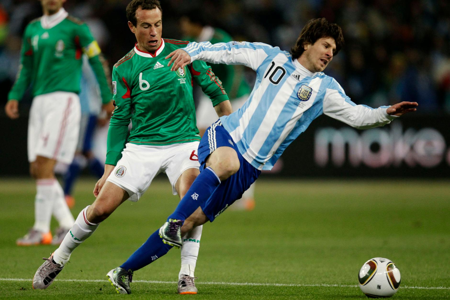 Lionel Messi (r.) spielte bereits mehrfach, so wie hier bei der WM 2010, gegen Mexiko.