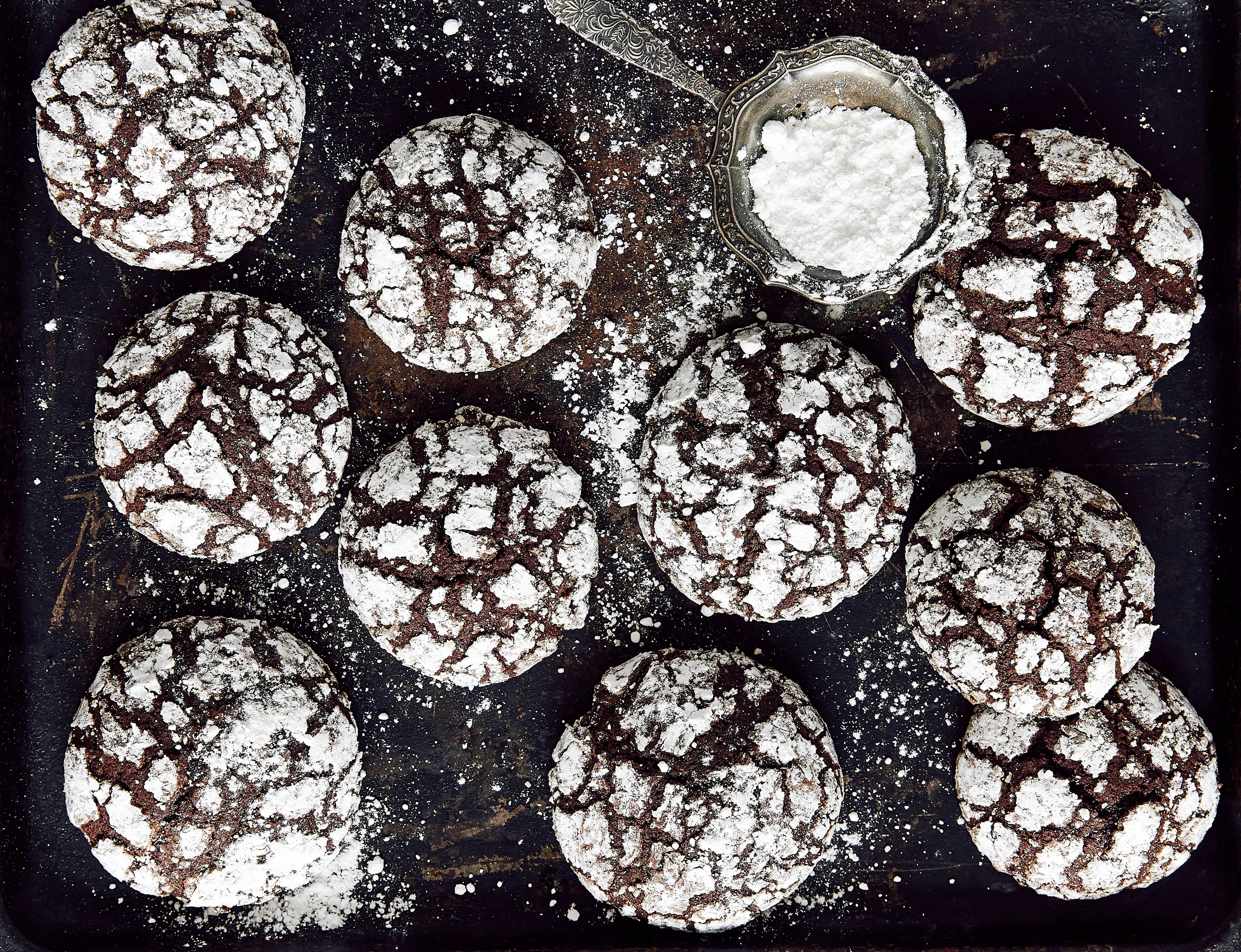 Leckeres Rezept für Chocolate Crinkle Cookies: Diese Schoko-Plätzchen sehen wunderschön aus – und sind der Himmel auf Erden!