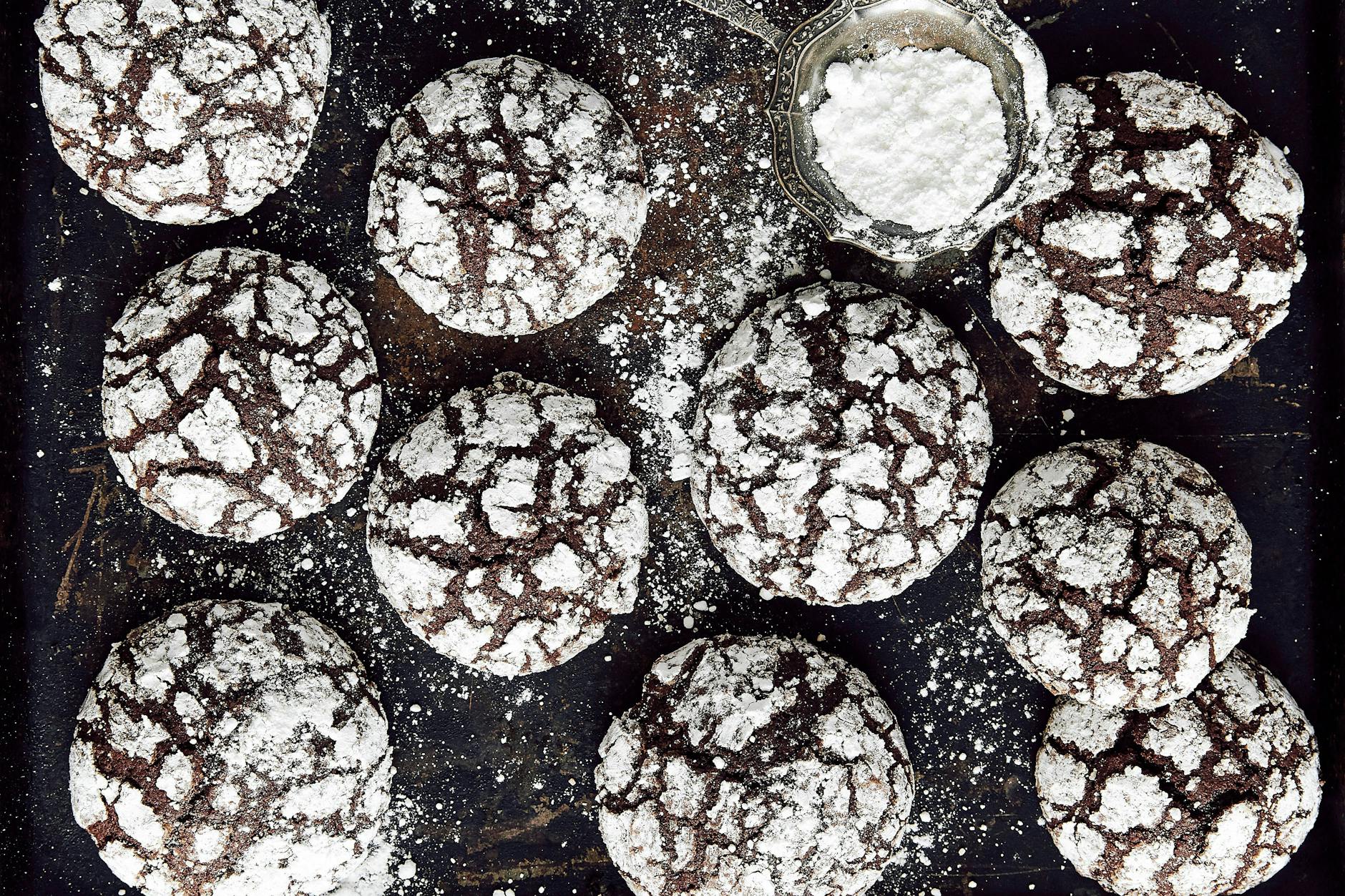 Diese Chocolate Crinkle Cookies sind einfach gemacht - und schmecken einfach herrlich! Probieren Sie das Rezept unbedingt aus.