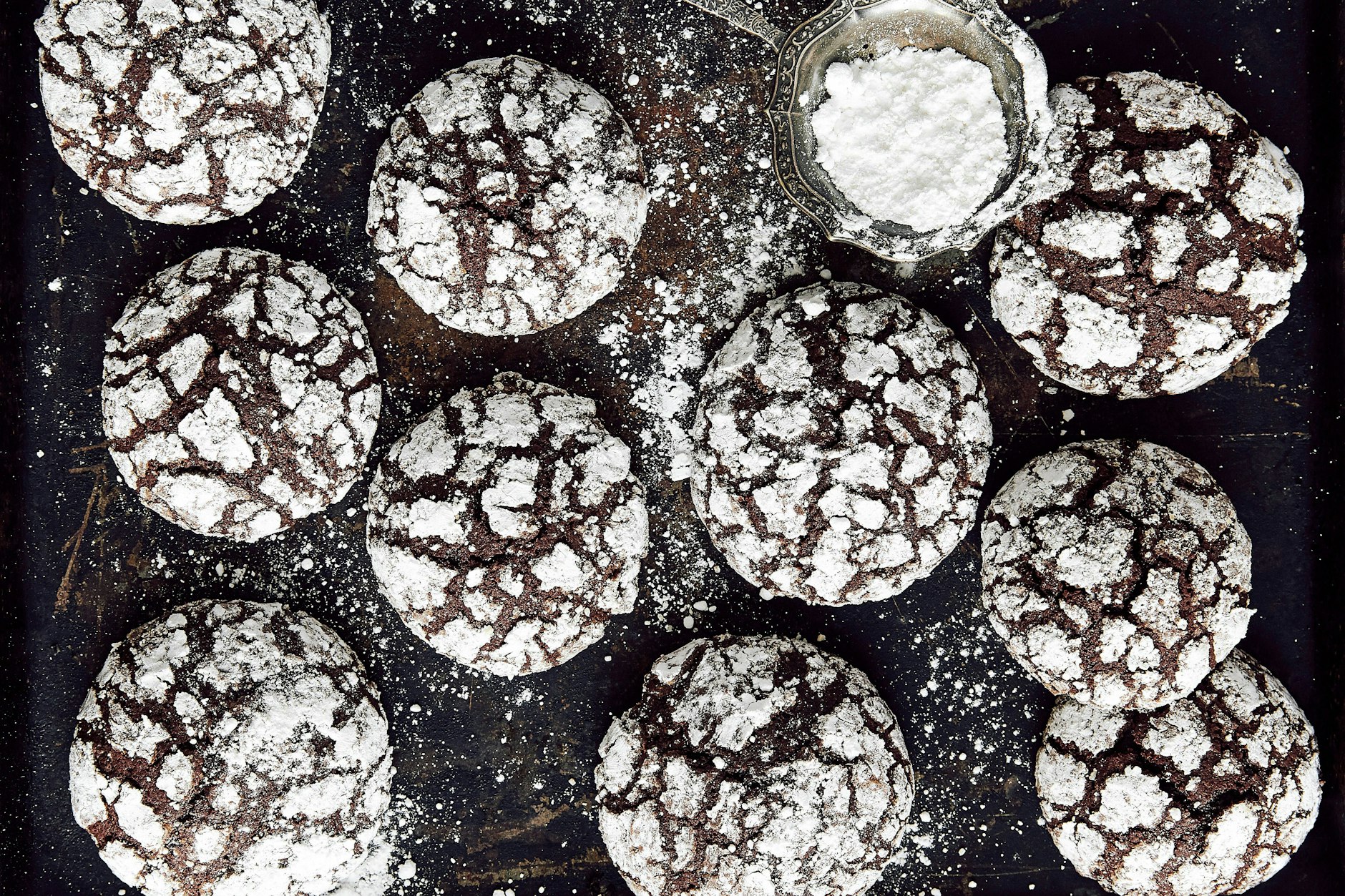 Diese Chocolate Crinkle Cookies sind einfach gemacht - und schmecken einfach herrlich! Probieren Sie das Rezept unbedingt aus.