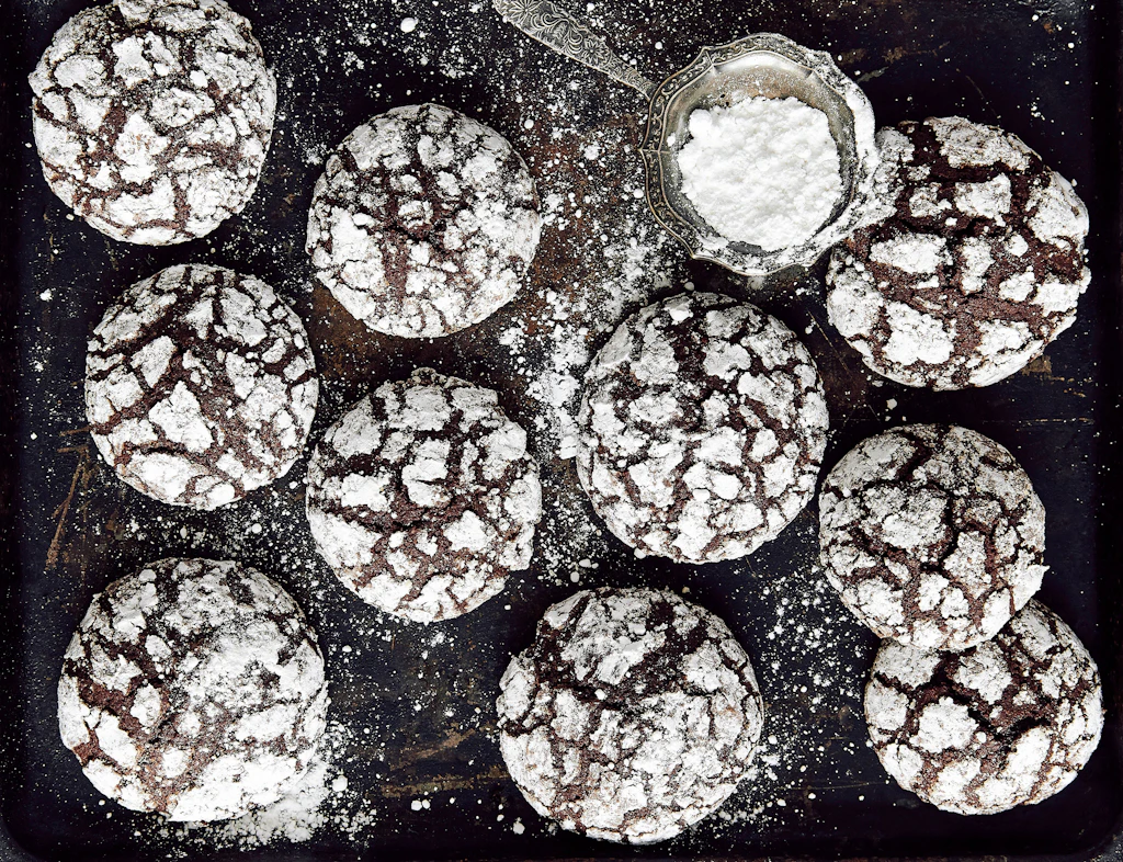 Leckeres Rezept für Chocolate Crinkle Cookies: Diese Schoko-Plätzchen sehen wunderschön aus – und sind der Himmel auf Erden!