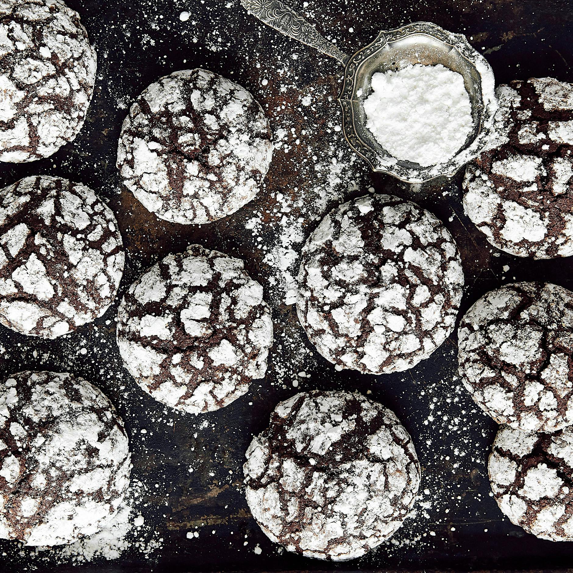 Leckeres Rezept für Chocolate Crinkle Cookies: Diese Schoko-Plätzchen sehen wunderschön aus – und sind der Himmel auf Erden!