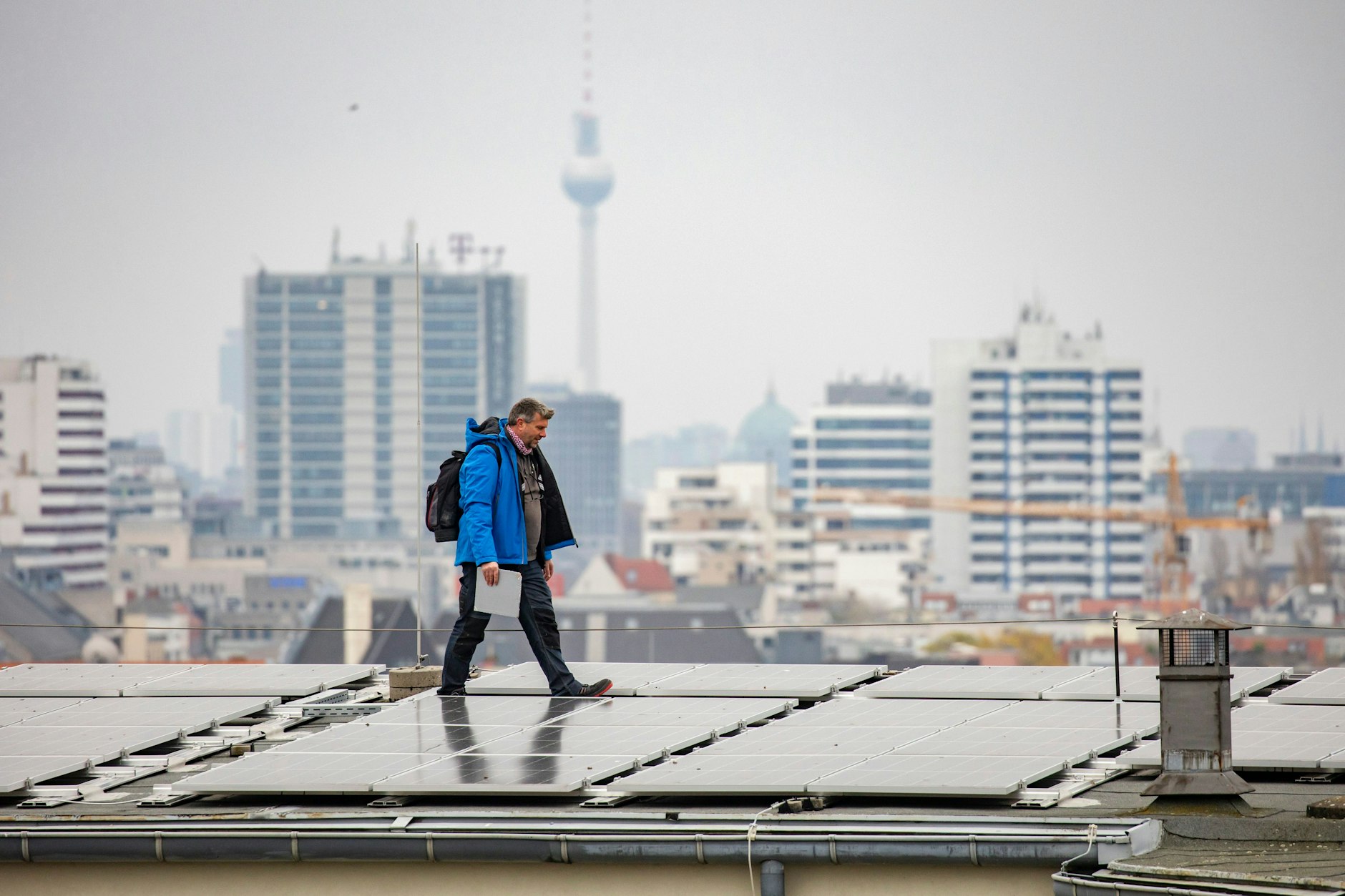 Auf den Dächern von Berlin: Bauleiter Michael Bolle inspiziert eine Solaranlage auf dem Dach eines Finanzamtes neben dem Berliner Busbahnhof.