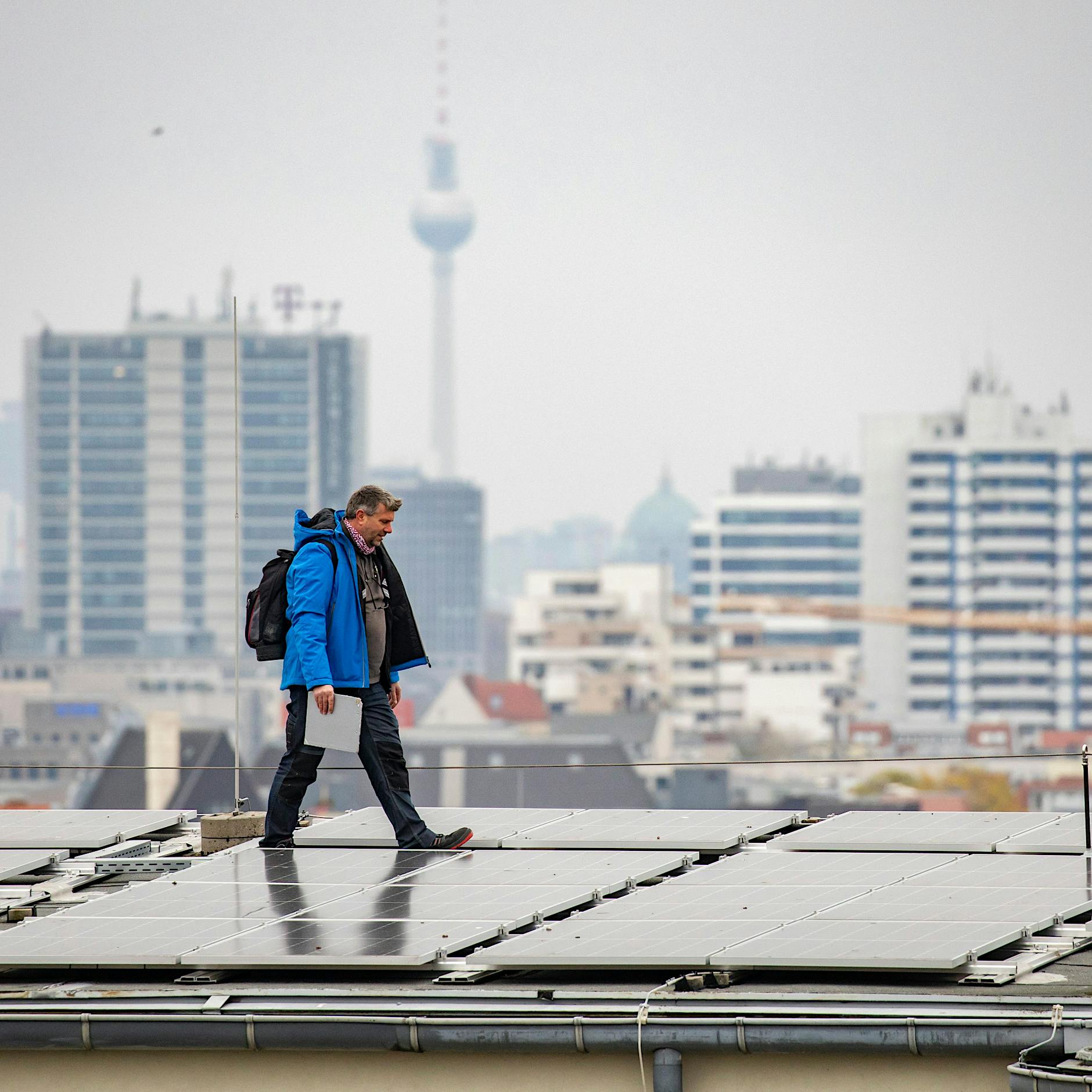 Solaranlagen in Berlin: Für eine schnelle Energiewende fehlen die Handwerker