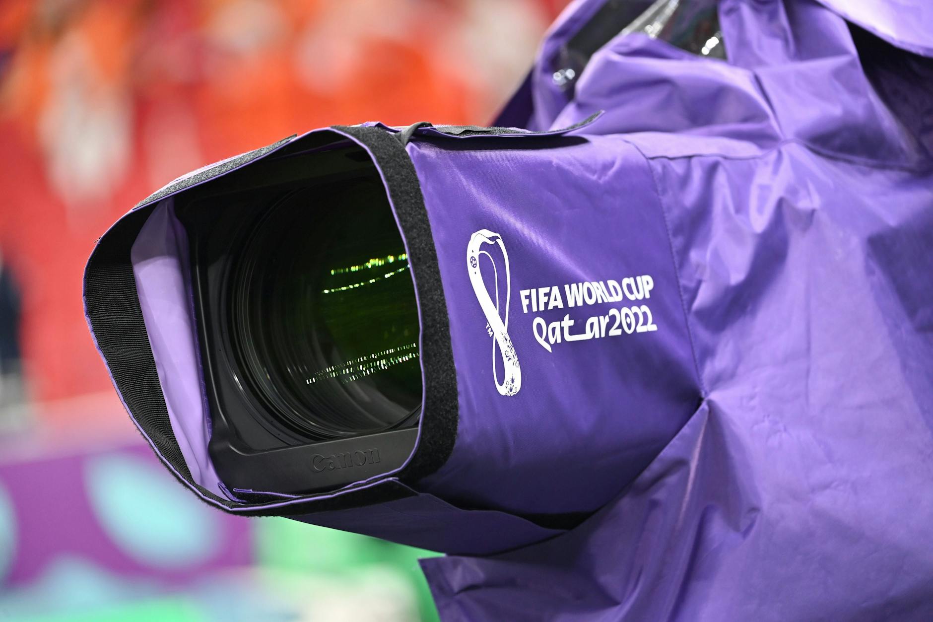 Was wir auf dem Platz sehen oder bessere nicht sehen sollen bestimmt die FIFA.