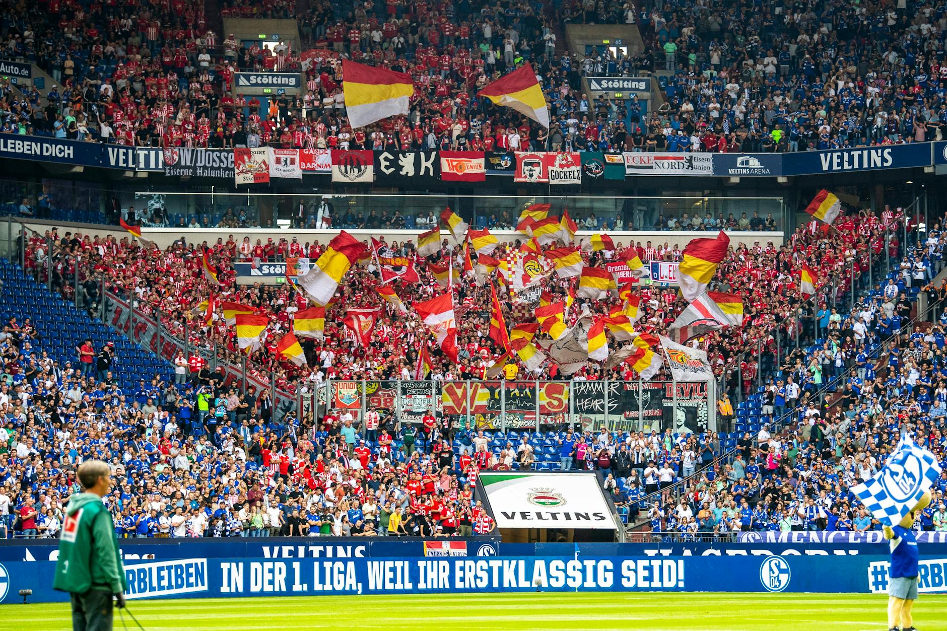 Gelsenkirchen: Die Berliner Fans feiern vor dem Spiel – noch ohne Feuer.