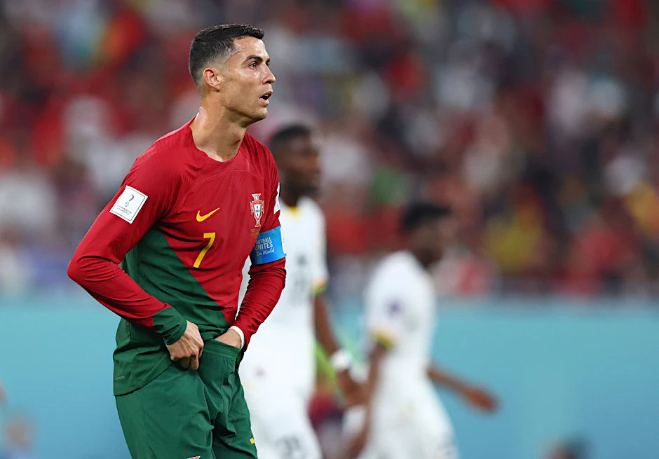 Cristiano Ronaldo greift sich in die Hose und holt etwas heraus, das er anschließend isst. Was war es wohl?&nbsp;