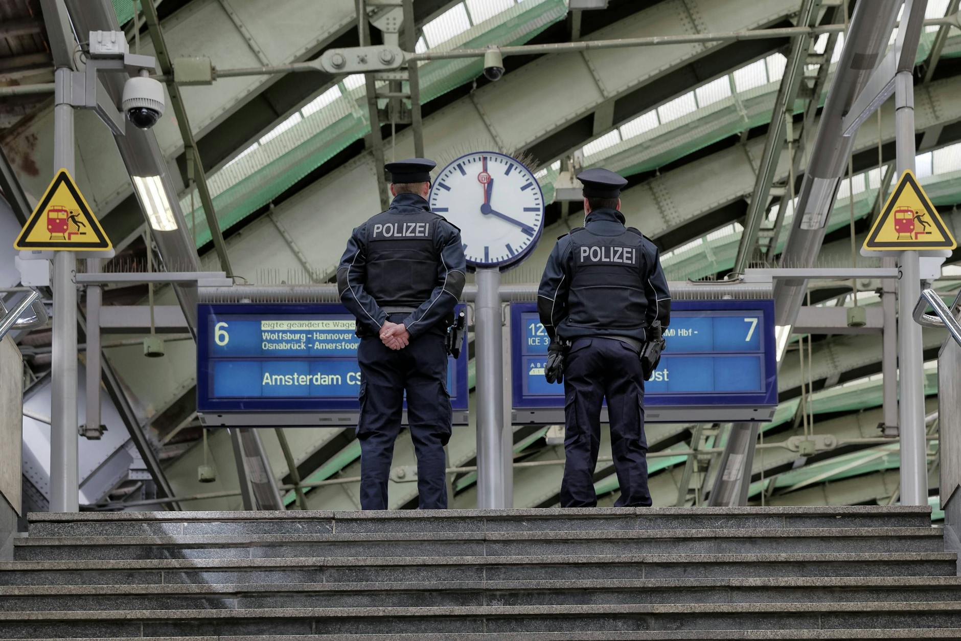 Eine Streife der Bundespolizei steht auf einem Bahnsteig am Berliner Ostbahnhof.