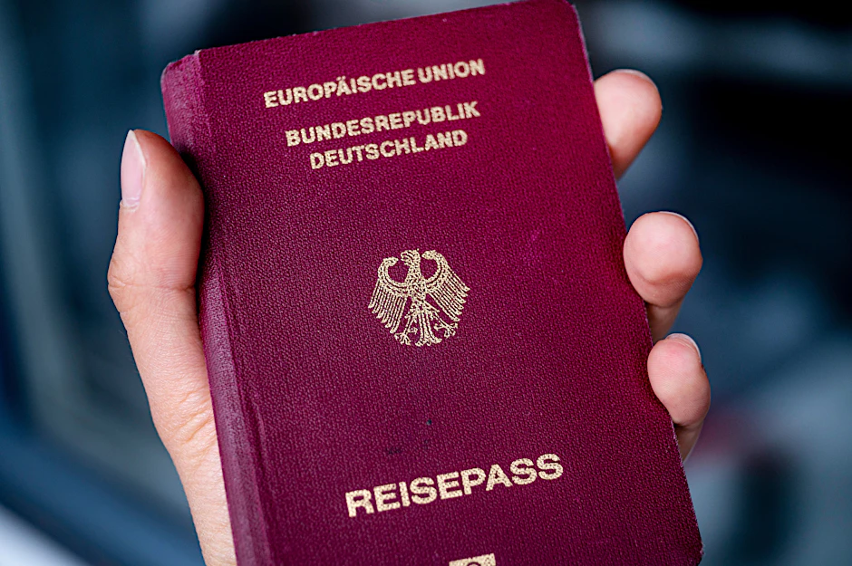 Wird der deutsche Pass zur „Ramschware“? Das befürchtet der Erste Parlamentarische Geschäftsführer der Unions-Bundestagsfraktion, Thorsten Frei