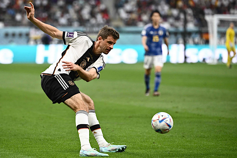 Thomas Müller versucht sich beim 1:2 gegen Japan an einer Flanke.