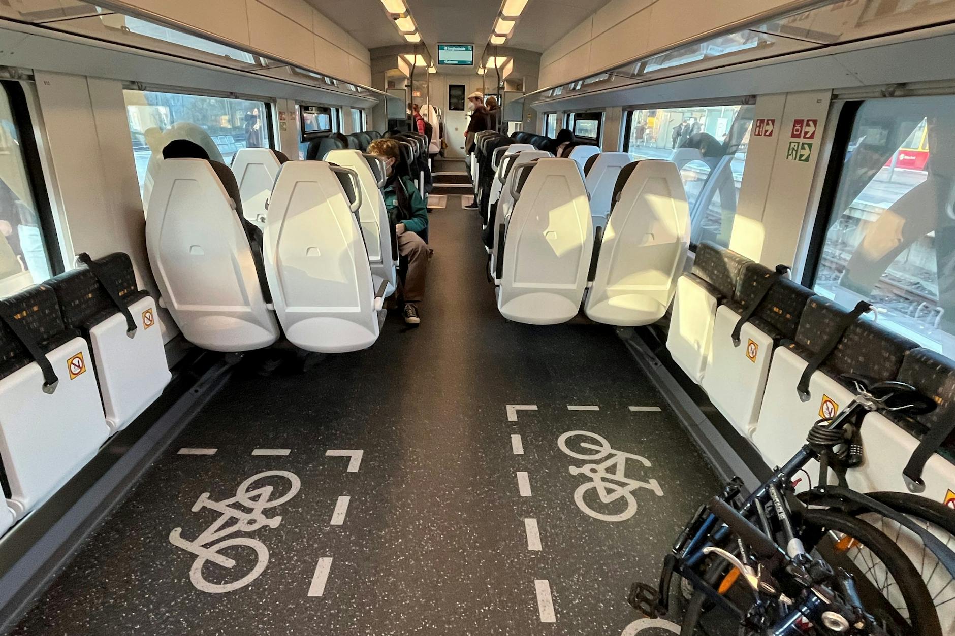 Ein Blick in die zweite Klasse des Siemens Desiro HC für die Odeg. Der Vierteiler bietet Platz für 32 Fahrräder.