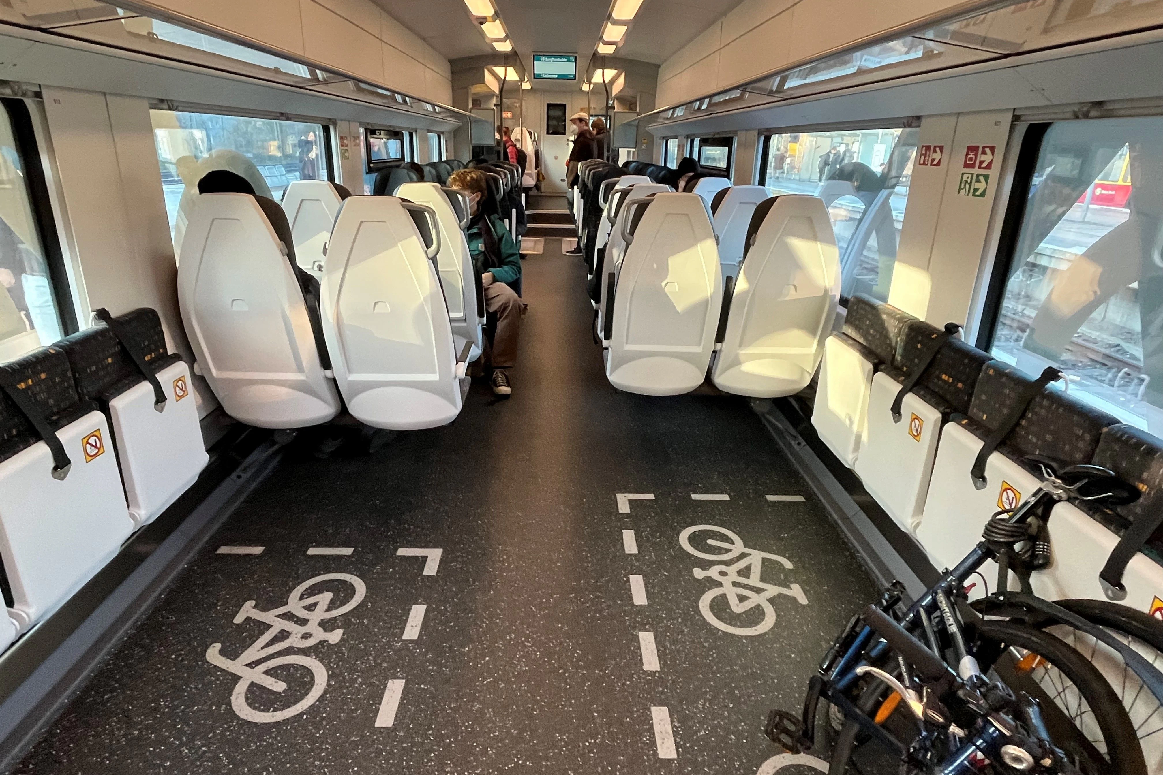 Ein Blick in die zweite Klasse des Siemens Desiro HC für die Odeg. Der Vierteiler bietet Platz für 32 Fahrräder.