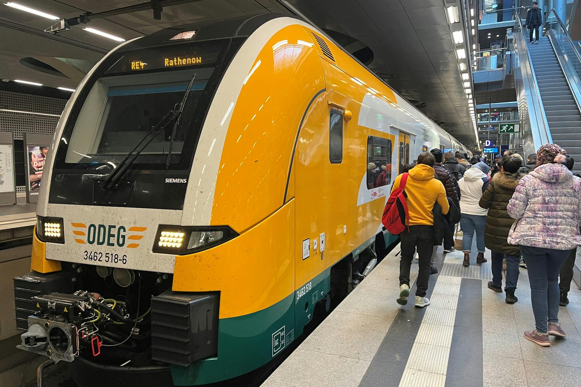 Startklar an Gleis 6 des Berliner Hauptbahnhofs: Der neue Siemens Desiro HC ist bis 10. Dezember auf der Linie RE4 zwischen Jüterbog und Rathenow unterwegs.