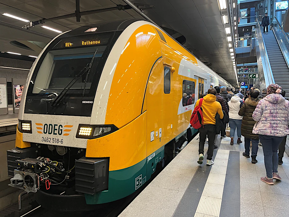 Startklar an Gleis 6 des Berliner Hauptbahnhofs: Der neue Siemens Desiro HC ist bis 10. Dezember auf der Linie RE4 zwischen Jüterbog und Rathenow unterwegs.