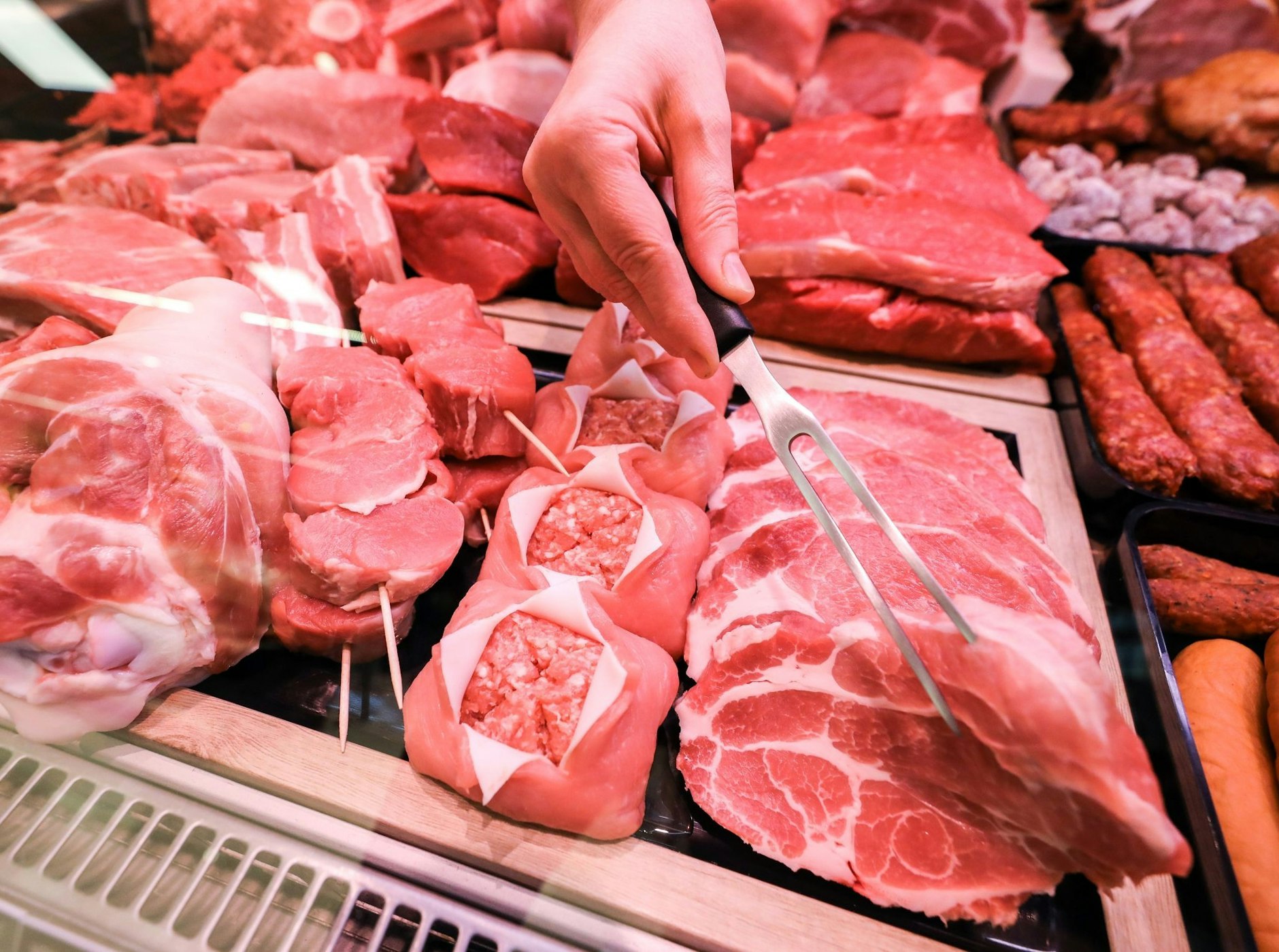 ARCHIV - Verschiedene Sorten Schweinefleisch und Rindfleisch liegen in einer Fleischtheke in einem Supermarkt.  