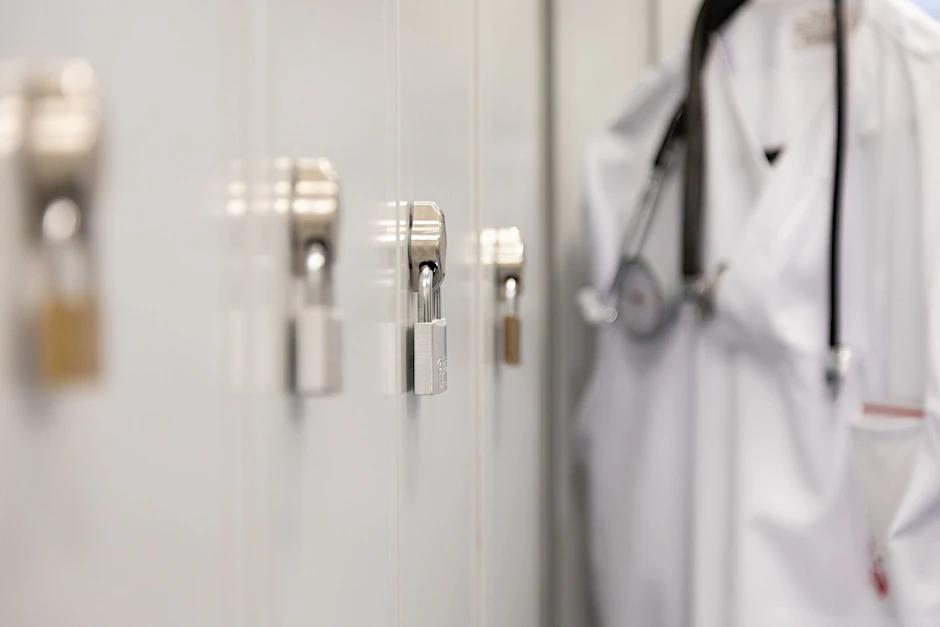 ARCHIV - Die Spinds der Mitarbeiter in einem Krankenhaus sind mit Vorhängeschlössern verschlossen.  