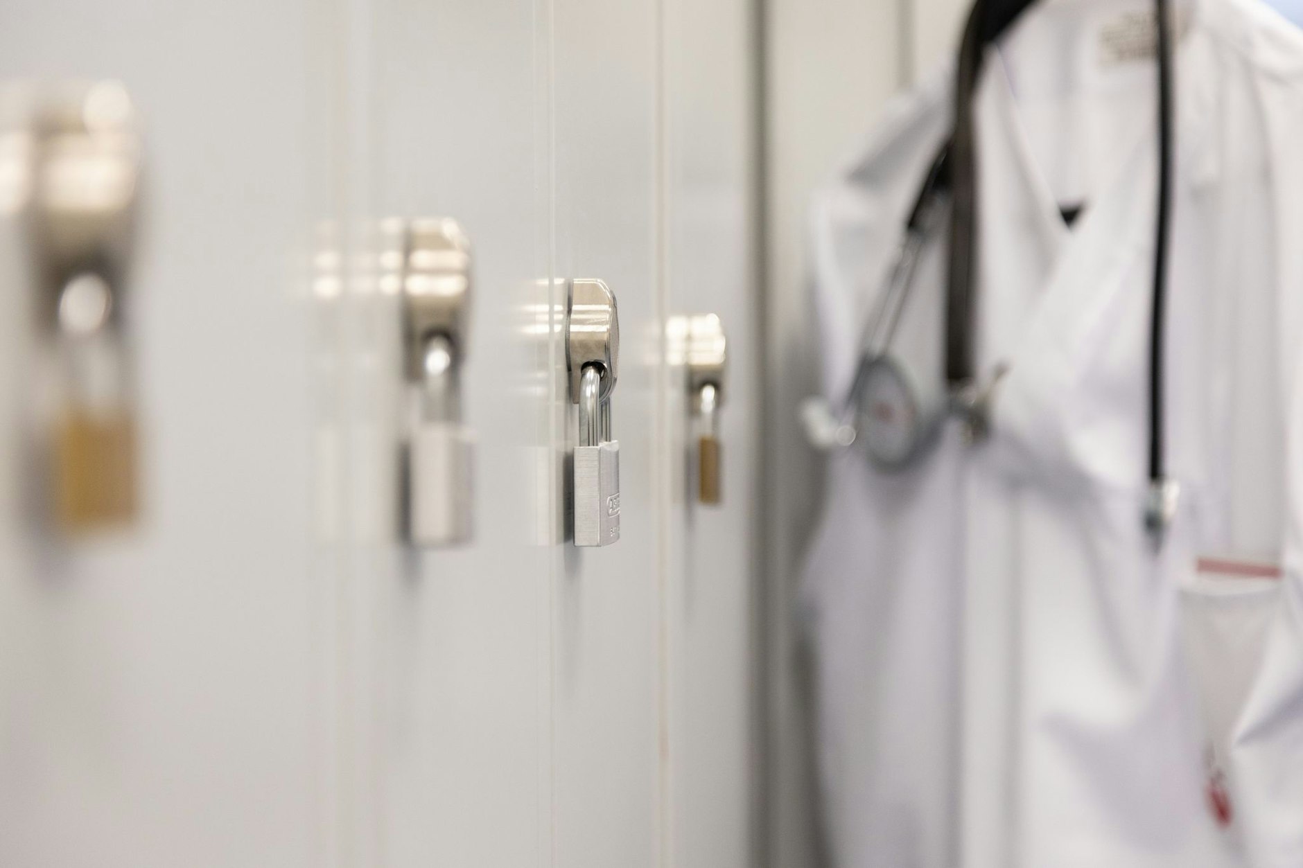 ARCHIV - Die Spinds der Mitarbeiter in einem Krankenhaus sind mit Vorhängeschlössern verschlossen.  