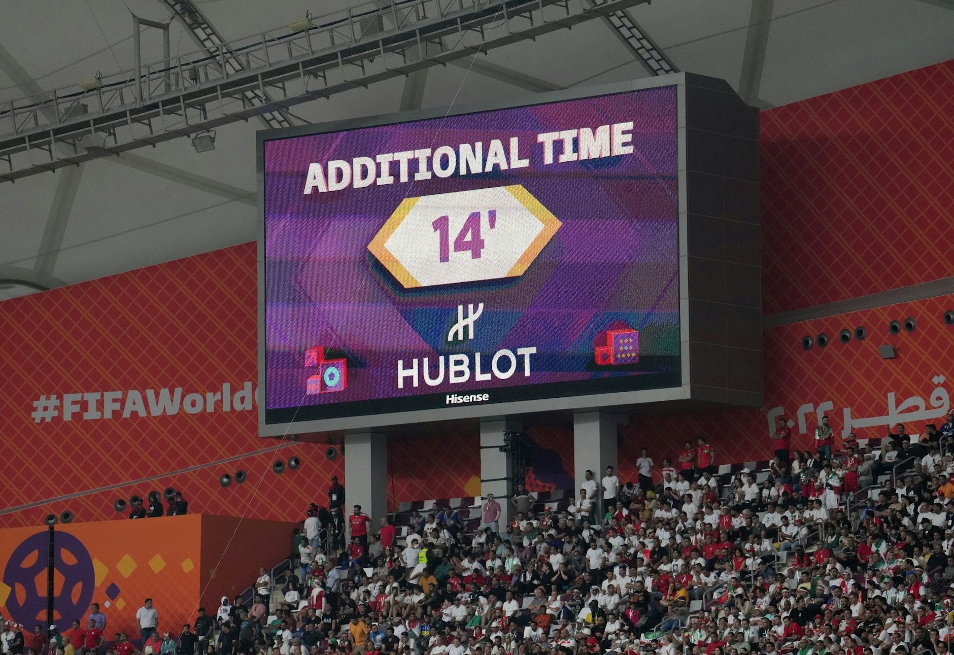 Beim Spiel England gegen Iran wurde eine Nachspielzeit von offiziell 24 Minuten - 14 nach der ersten und 10 nach der zweiten Halbzeit - angezeigt.  