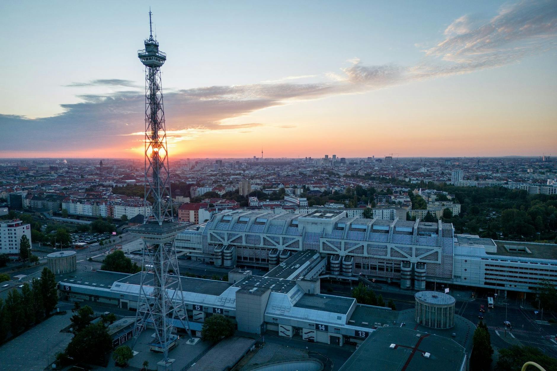 ARCHIV - Der Berliner Funkturm und das ehemalige Internationale Congress Centrum bei Sonnenaufgang.