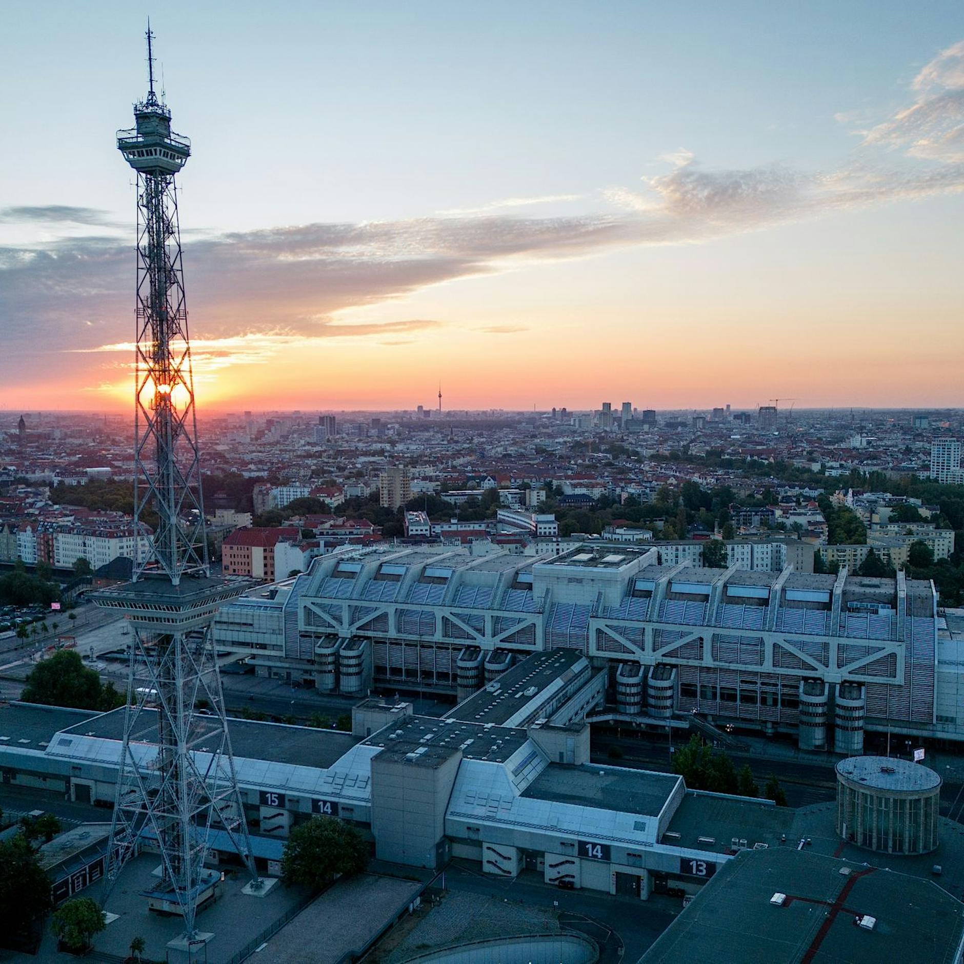 Dächer der Messe werden zur größten Solaranlage Berlins