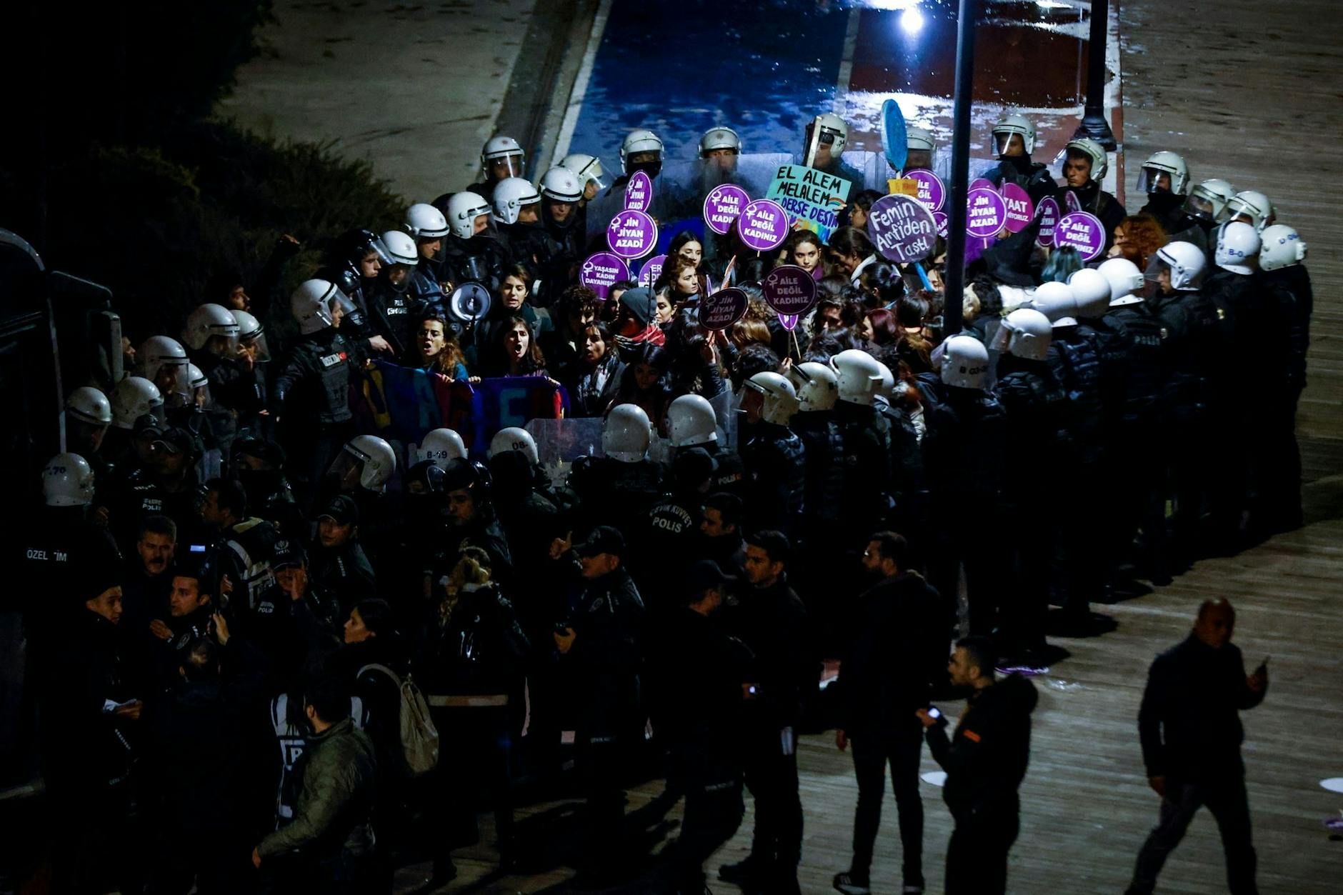 Polizisten umringen in Istanbul eine Gruppe von Frauen, die anlässlich des Internationalen Tages zur Beseitigung von Gewalt gegen Frauen protestieren. Zuvor hatte die Polizei die Kundgebung aufgelöst. 