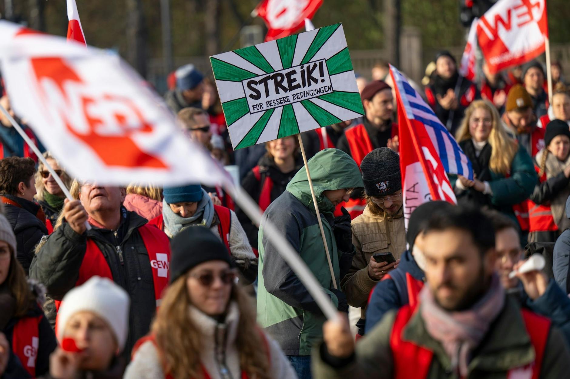 Teilnehmende der Demonstration der Gewerkschaft Erziehung und Wissenschaft (GEW) bei der Kundgebung vor dem Brandenburger Tor.