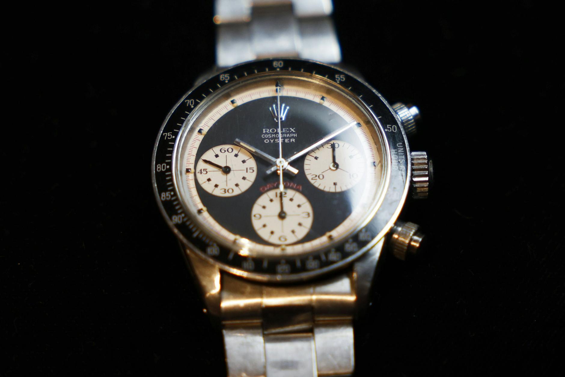 Diese sogenannte „Paul Newman Daytona“ ist eine der begehrtesten Rolex-Uhren überhaupt. Paul Newman trug das Modell mit schwarzem Ziffernblatt privat sowie in Filmen, was der Uhr wahrscheinlich zu ihrem heutigen Namen verhalf. 