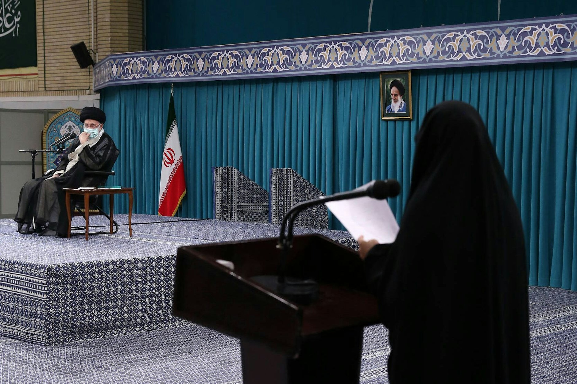 Ali Chamenei ist das religiöse Oberhaupt und „oberster Führer“ des Iran. Die derzeitige Revolution diffamiert er als vom Ausland gesteuert.