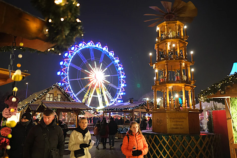 Alles dreht sich: Auch am Roten Rathaus ist wieder Weihnachtszeit.