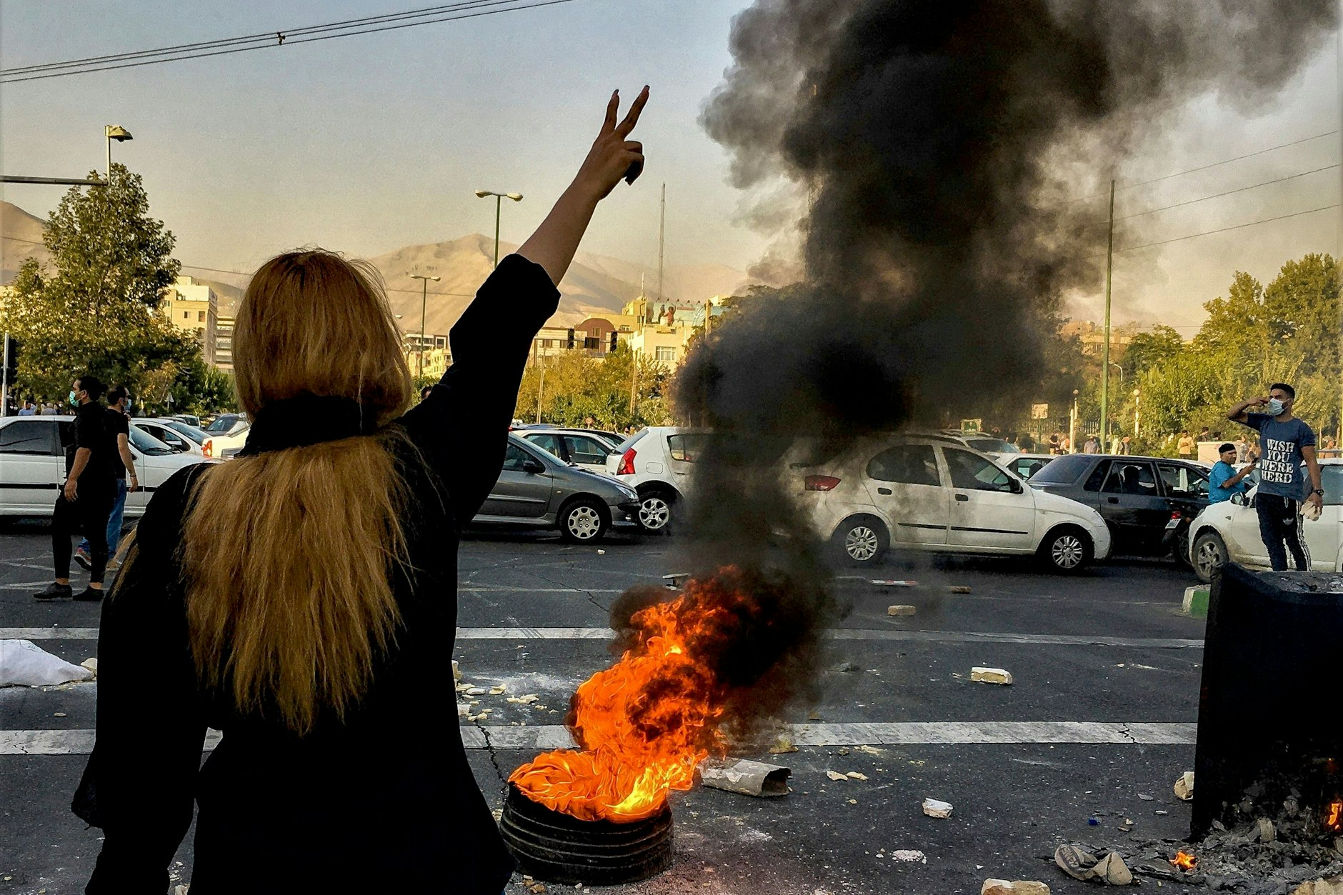 Oktober 2022: Iranerinnen und Iraner protestieren auf den Straßen&nbsp;Teherans, wo die 22-jährigen Jina Amini von der Sittenpolizei festgenommen worden war und anschließend verstarb.