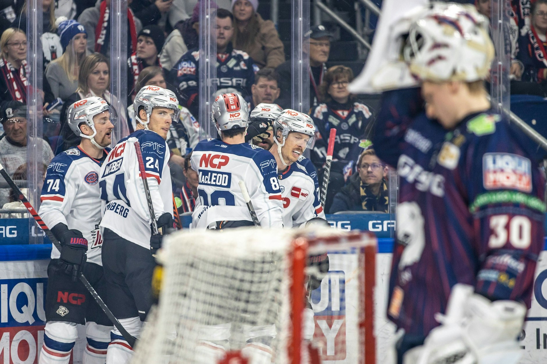 Es ist wie so oft in dieser Spielzeit: Der Eisbären-Torwart (hier Juho Markkanen ist geschlagen), im Hintergrund jubelt der Gegner (diesmal Nürnberg).