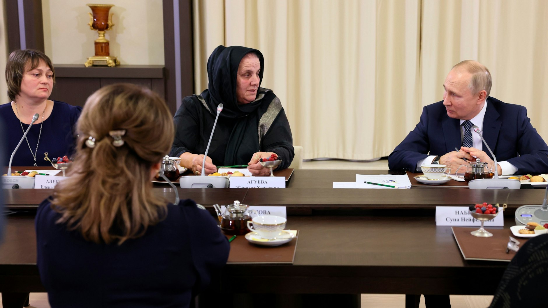 Putin mit Zharadat Agueva. 