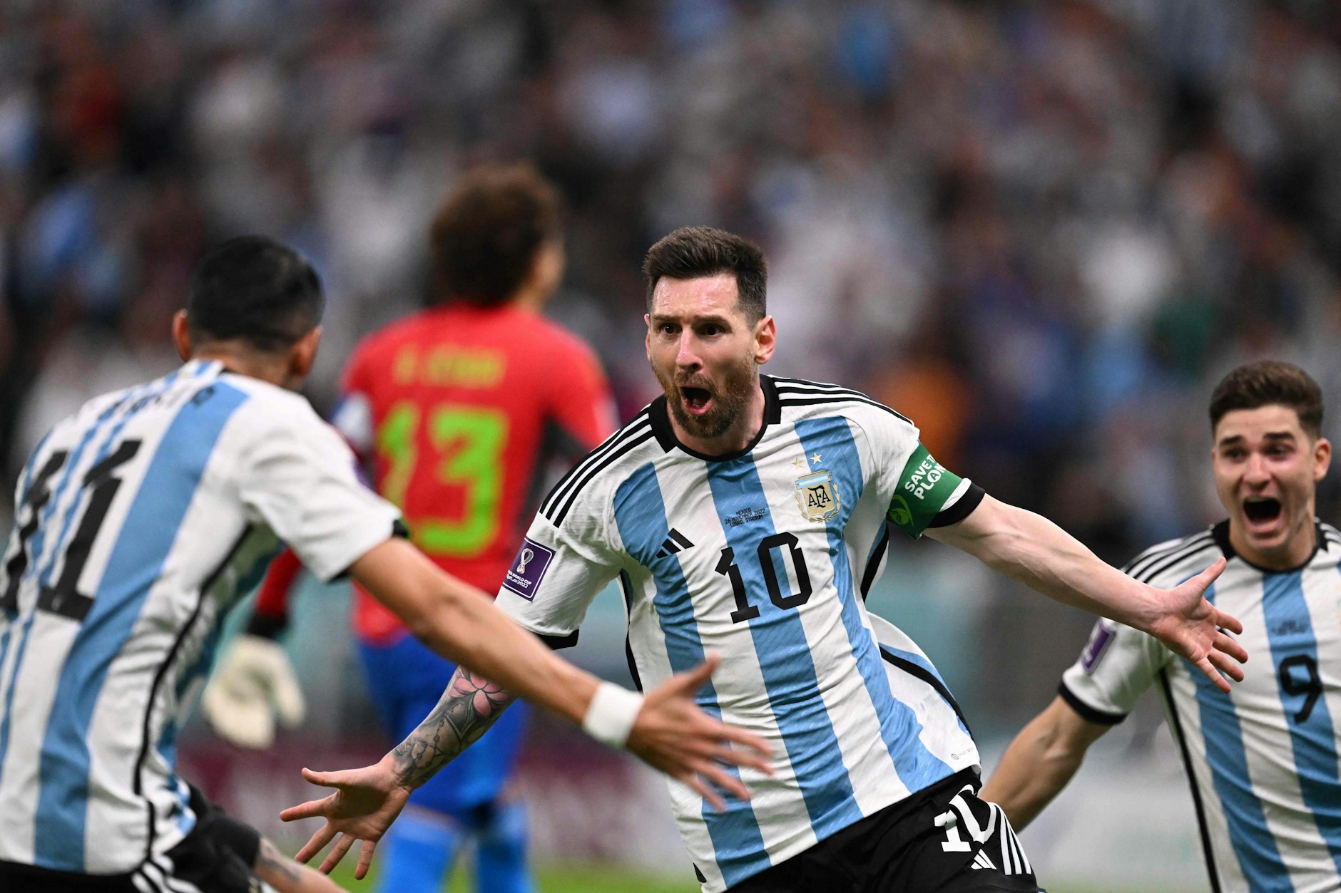 Welch Erleichterung: Lionel Messi (2.v.r.) bejubelt sein Tor zum 1:0 für Argentinien emotional.