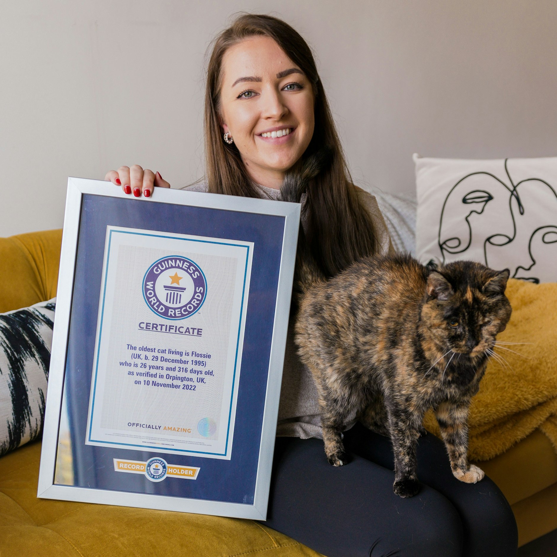 Die 27-jährige Vicki Green aus dem Südostlondoner Stadtteil Orpington mit ihrer Katze Flossie