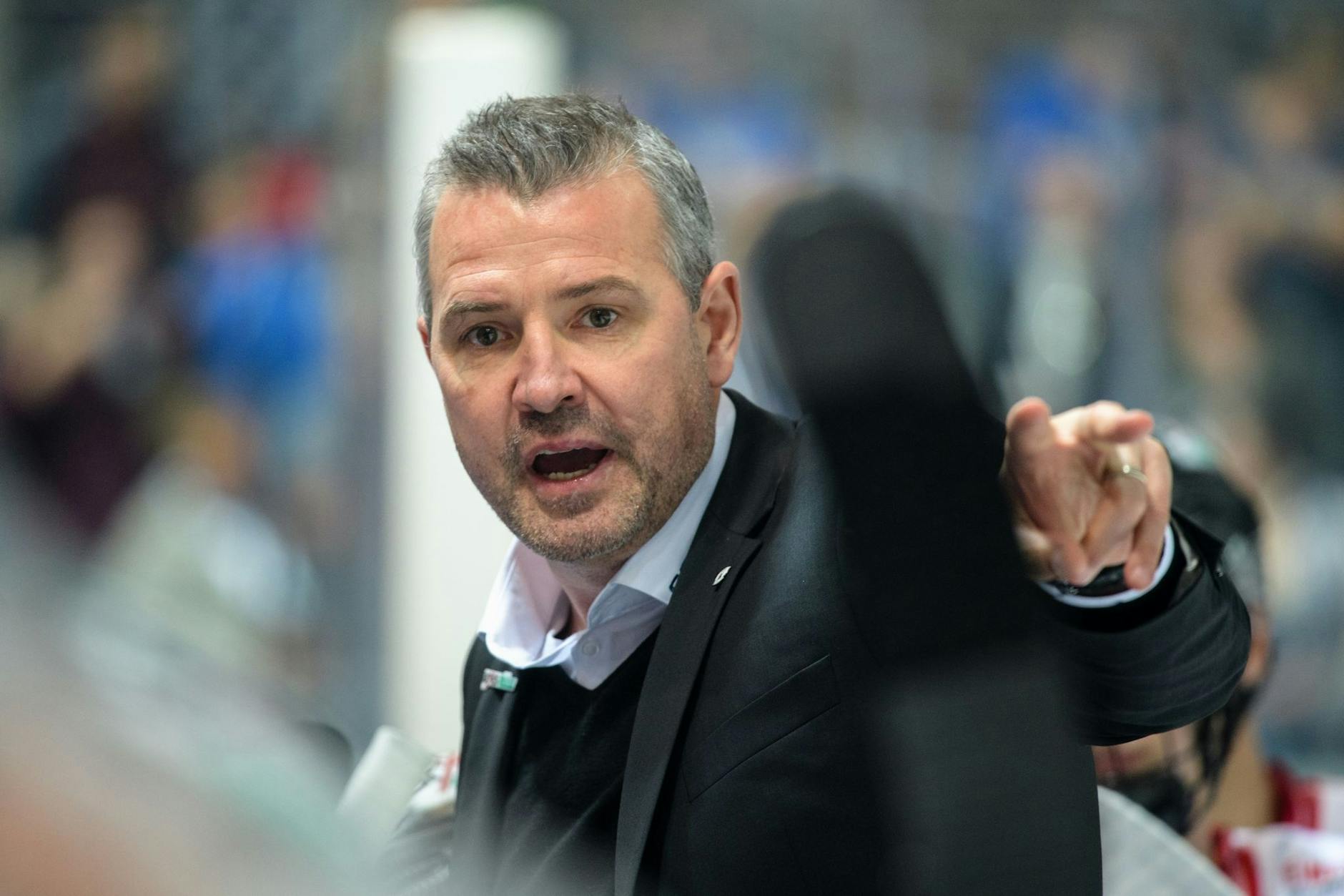 ARCHIV - Trainer Serge Aubin von den Eisbären Berlin gestikuliert. entur GmbH/dpa/Archivbild