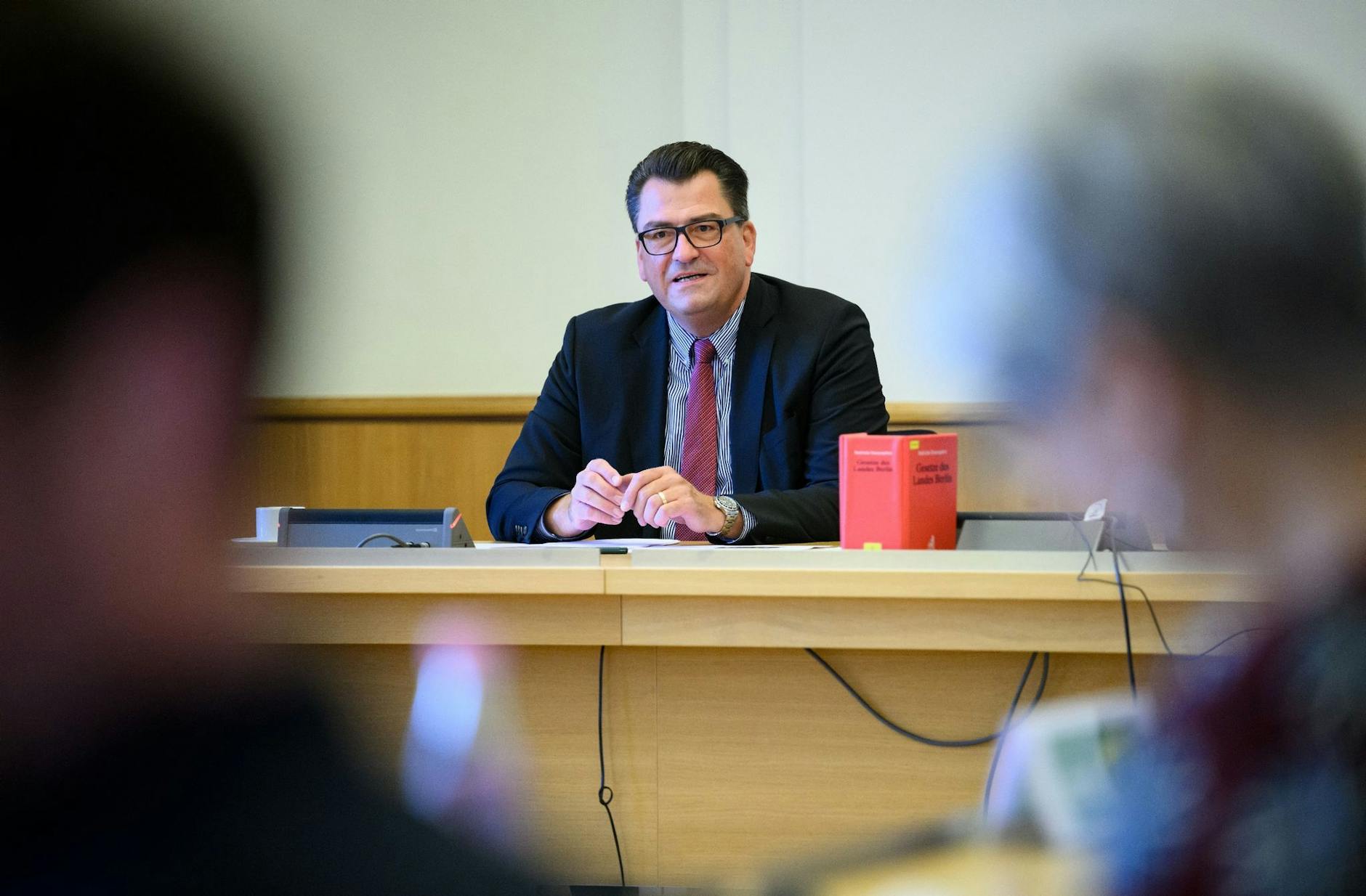 ARCHIV - Florian Dörstelmann (SPD), Vorsitzender des Untersuchungsausschusses, sitzt im Abgeordnetenhaus. ild